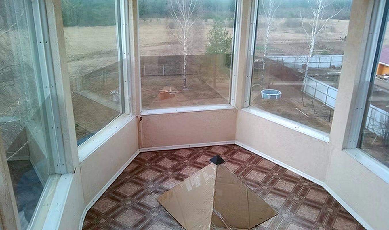 Застеклённый зал наверху с панорамными окнами на берёзы и поле